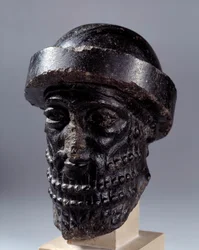 Mezopotamia: głowa wyrzeźbiona w diorycie zwanym Hammurabi. Z Suzy. Ciemny. 0,15x0,1m. Paryż, Luwr