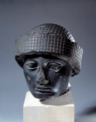 Mezopotamia: głowa w diorycie bez inskrypcji Gudei, gubernatora miasta Lagasz. Około 2120 pne. Okres neosumeryjski (ok. 2150-2000 p.n.e.). Paryż, Luwr