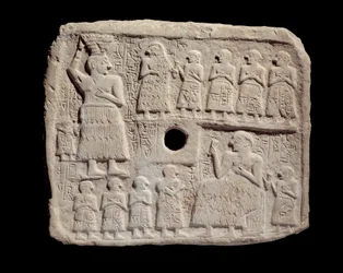 Mezopotamia: płaskorzeźba w wapieniu Ur-Nanshe (Nasz nanshe), króla Lagasz. Okres sumeryjski. Z Tello Paris, musee du Louvre - Płaskorzeźba upamiętniająca budowę budynku sakralnego przez Ur-Nanshe, króla Lagasz (Ur-Nanshe) (Our nanshe) z