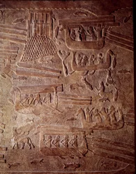 Mezopotamia: scena morska przedstawiająca transport drewna do Libanu. Fragment płaskorzeźby albastra z Chorsabadu (Khunsabad). Regne Sargona II. 710 pne. Paryż, Luwr