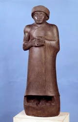 Mezopotamia: posąg z diorytu bez inskrypcji przedstawiający Gudeę, namiestnika miasta Lagasz. Około 2150 p.n.e. Okres nowosumeryjski (ok. 2150-2000 p.n.e.). Wym. 1,07 x 1,36 m. Paryż, Muzeum Luwru