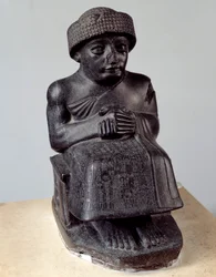 Mezopotamia: posąg boga Ningiszzidy przedstawiający siedzącego Gudeę, księcia Lagasz. Okres nowosumeryjski (ok. 2150-2000 p.n.e.). Paryż, Muzeum Luwru