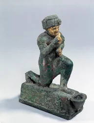 Mezopotamia: Statuetka z srebra, brązu i złota przedstawiająca klęczącego czciciela, wotum poświęcone bogu Amurru za życie Hammurabiego. 1800 p.n.e. Ze stanowiska w Larsie. Paryż, Muzeum Luwru