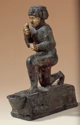 Mezopotamia: statuetka ze srebra, brązu i złota przedstawiająca klęczącego czciciela, wotum poświęcone bogu Amurru za życie Hammurabiego. 1800 p.n.e. Ze stanowiska w Larsie. Paryż, Muzeum Luwru