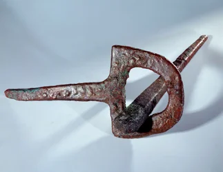 Mezopotamie: figurka podkładowa (gwóźdź i jego miedziana podpora). Okres sumeryjski. 2800 pne. Ze strony Mari. Słońce 0,38 m Paryż, Musee du Louvre