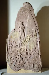 Mezopotamia: stela w czerwonym gresie zwycięstwa Naram Sina. Okres agady (około 2350-2200 pne). Od Accad. Paryż, Luwr