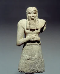 Orientalne antyki: statuetka z wapienia z orantu ślubowana księciu Ginakowi. Mezopotamia. 2750 pne. Słońce 0,26 m Paryż, Musee du Louvre