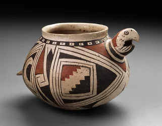 Miska na ara Mogollon, okres Tardio, 1300-50 (ceramiczne naczynia z polichromowanym obrazem poślizgowym)