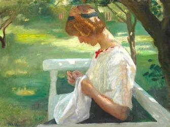 Ella Saxild szyje w ogrodzie w letni dzień.