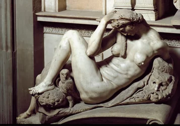 Alegoria nocy. Mauzoleum Giuliana de Medici. Rzeźba marmurowa.