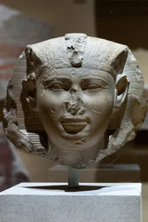 Głowa króla, prawdopodobnie Seankhkare Mentuhotep III, ok. 2000-1988 p.n.e. (wapień)