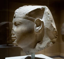 Głowa króla, prawdopodobnie Seankhkare Mentuhotep III, ok. 2000-1988 p.n.e. (wapień)