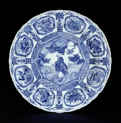 Niebiesko-biały półmisek kraaka namalowany z Li Tieguai przechodzącym przez morze na podwójnej tykwie, okres Wanli, 1594-1610 (porcelana)