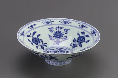 Miska ze stożkowymi bokami i foliowym brzegiem, Jingdezhen, prowincja Jiangxi, 1426-35 (porcelana z pigmentem kobaltowym pod bezbarwną glazurą)
