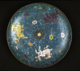 Talerz z miedzi i emalii Cloisonne, okres Ming (1368 - 1644).