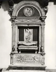 Pomnik hrabiego Ugo (zm.1001) margrabiego Toskanii (marmur) (zdjęcie czarno-białe)