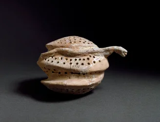Art egeen: ceramiczny wazon w kształcie plastra miodu i węża. Z Cnossos (Knossos). 1700-1450 pne. Heraklion, Muzeum Archeologiczne