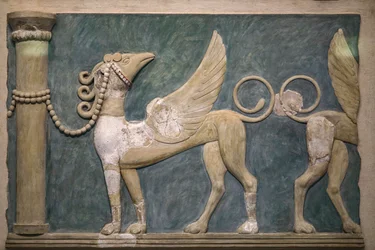 Fresk z gryfami w wysokim reliefie. Pałac w Knossos. 1600-1450 p.n.e.