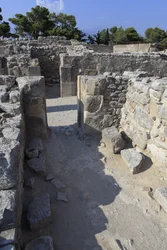 Minojskie stanowisko archeologiczne Fajstos. Zachodnie czasopisma. Duży zespół magazynów pałacowych. Zobacz niektóre z 11 magazynów, w których przechowywano towary pałacu (1900-1700 pne) Phaistos, Kreta.