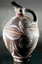 Sztuka minojska: ceramiczny dzban ozdobiony polichromowanymi rysunkami. Z Fajstos (Phaistos lub Festos). Wysokość 27 cm. Muzeum Archeologiczne, Heraklion, Kreta
