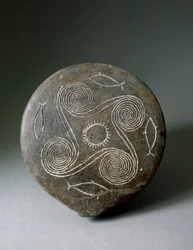 Sztuka minojska: okrągły terakotowy dysk z Naksos. Cywilizacja minojska. 2400-2000 p.n.e. Ateny, Narodowe Muzeum Archeologiczne