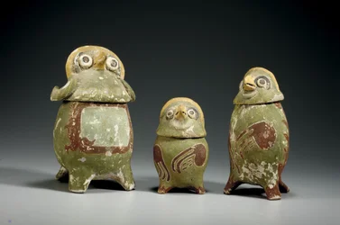Trzy naczynia z polichromowaną terakotą Mixtec, ok. 900-1200