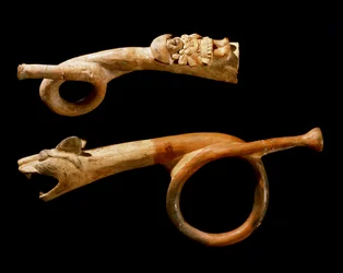 Sztuka przedkolumbijska, kultura Mochica (brzydka, monchique): trąbki z terakoty. 200-500 AD Göteborg, muzeum etnograficzne