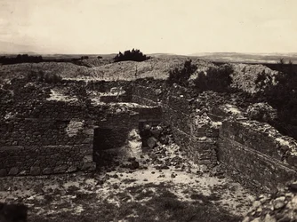 Budowanie imperium w epoce faszystowskiej: ruiny Aksum Świątyni Słońca w Adulis, 09.05.1936 (zdjęcie czarno-białe)