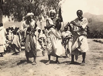„Budowanie imperium” w epoce faszystowskiej: muzycy Habab, 9.05.1936 (zdjęcie czarno-białe)