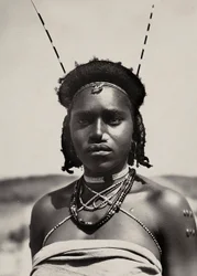 „Budowanie imperium” w epoce faszystowskiej: dziewczyna z Cunamy, 09.05.1936 (zdjęcie czarno-białe)