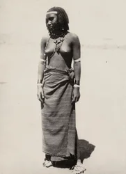 „Budowanie imperium” w epoce faszystowskiej: kobieta z Cunamy, 09.05.1936 (zdjęcie czarno-białe)