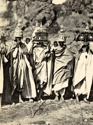 „Budowanie imperium” w epoce faszystowskiej: grupa księży abisyńskich, 09.05.1936 (zdjęcie czarno-białe)