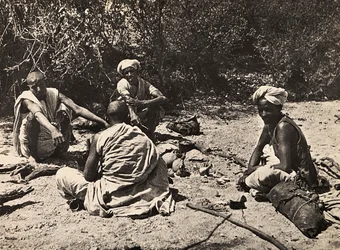 Budowanie imperium w epoce faszystowskiej: grupa nomadów odpoczywających, 09.05.1936 (zdjęcie czarno-białe)
