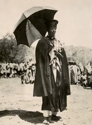 Budowanie imperium w epoce faszystowskiej: ksiądz abisyński, 09.05.1936 (zdjęcie czarno-białe)