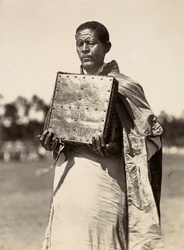 „Budowanie imperium” w epoce faszystowskiej: ksiądz abisyński niosący księgę Ewangelii, 09.05.1936 (zdjęcie czarno-białe)