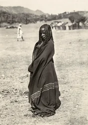 Budowanie imperium w epoce faszystowskiej: kobieta Habab, 09.05.1936 (zdjęcie czarno-białe)