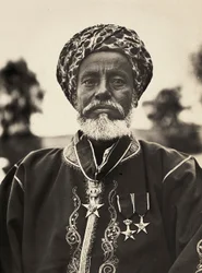 „Budowanie imperium” w epoce faszystowskiej: wódz plemienia Habab, 09.05.1936 (zdjęcie czarno-białe)