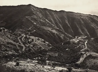 „Budowanie imperium” w epoce faszystowskiej: droga na wzgórzach Massaua-Asmara, 09.05.1936 (zdjęcie czarno-białe)