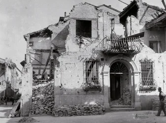 Bombardowania Sermide: dom poważnie uszkodzony podczas II wojny światowej. Widać część elewacji