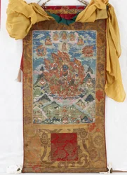 Damjen Garwa Nagpo, połowa XIX w. (pigmenty mineralne na klejonej bawełnie, oryginalne oprawy brokatowe Qing, oryginalna osłona przeciwpyłowa, mongolskie frędzle i kij z skuwkami)