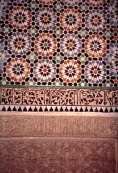 Dolna ściana dziedzińca głównego, zbudowana przez Saadytów w 1565 r. (kafelki zellij i sztukaterie)