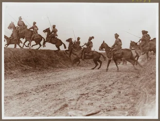 Lances of Hodson’s Horse pokonują rów