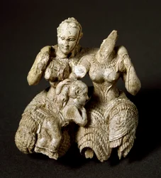 Sztuka mykeńska: idol z kości słoniowej złożony z dwóch bóstw i dziecka - 1500 p.n.e., wymiary: 7,5 cm - Narodowe Muzeum Archeologiczne w Atenach, Grecja - Dwa bóstwa mykeńskie i dziecko - Rzeźba z kości słoniowej (wys. 7,5 cm)