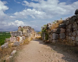 Sztuka myceńska: dostęp do górnej fortecy mykeńskiej cytadeli, miasto Tiryns, około 1200 p.n.e. Grecja