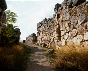 Sztuka myceńska: dostęp do górnej fortecy mykeńskiej cytadeli, miasto Tiryns, około 1200 p.n.e. Grecja