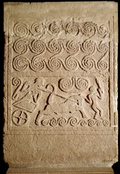 Sztuka mykeńska: wapienna stela nagrobna z przedstawieniem bitwy, z Myken. XVI wiek p.n.e. Wymiary: 133 cm. Ateny, Narodowe Muzeum Archeologiczne