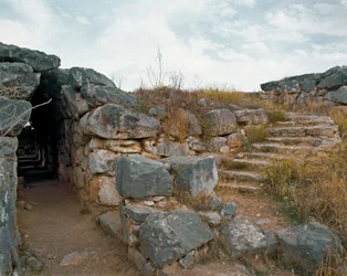 Sztuka myceńska: zadaszony fragment cytadeli mykeńskiej, miasto Tiryns, około 1200 p.n.e. Grecja