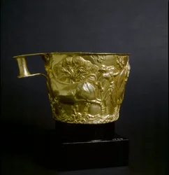 Sztuka mykeńska: złoty puchar ozdobiony sceną chwytania byka. 1500 p.n.e. Ze stanowiska Vafio w pobliżu Sparty. Ateny, Narodowe Muzeum Archeologiczne