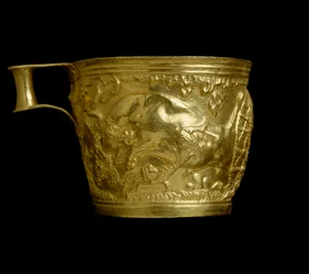 Sztuka myceńska: złoty kielich odpycha przedstawieniem sceny schwytania byków z miejsca Vapheio (lub Vaphio lub Vafio). 1500 pne. Ciemny. 8,4 cm Narodowe Muzeum Archeologiczne w Atenach Grecja.