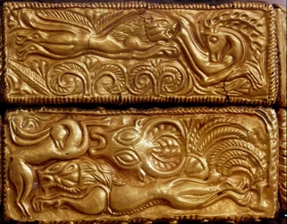 Sztuka mykeńska: „” lew polujący na jelenie w lesie””” fragment drewnianej kasety pokrytej złotymi liśćmi z grobowca V, Mykeny. XVI w. p.n.e. Ateny, Narodowe Muzeum Archeologiczne